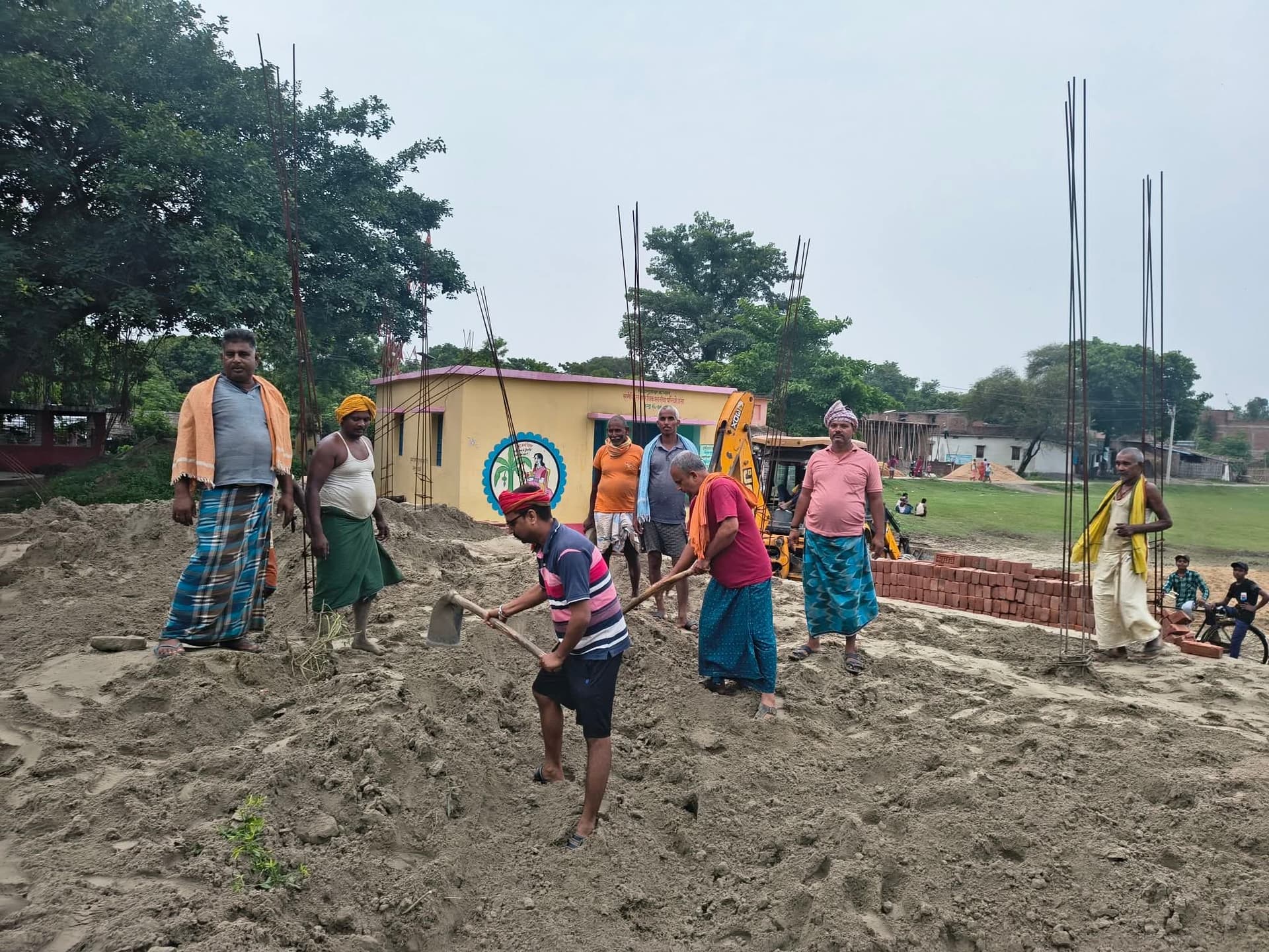 खगड़िया के मुरादपुर में शुरू हुआ स्कूल भवन निर्माण, 667 बच्चों को मिलेगी राहत, वर्षों से भूमि विवाद में अटका था काम