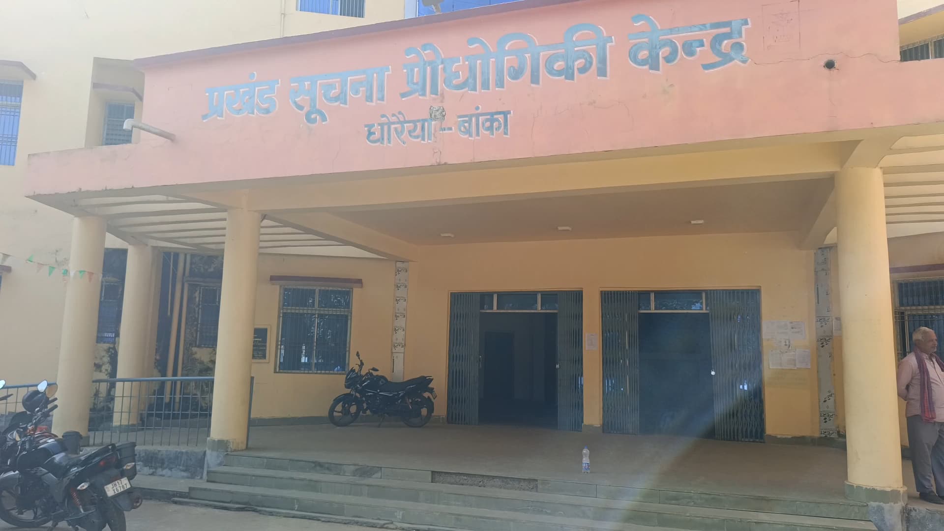 धोरैया के एक गांव में सरकारी सड़क और राज डाड़ पर अतिक्रमण का आरोप, सीओ से कार्रवाई की मांग