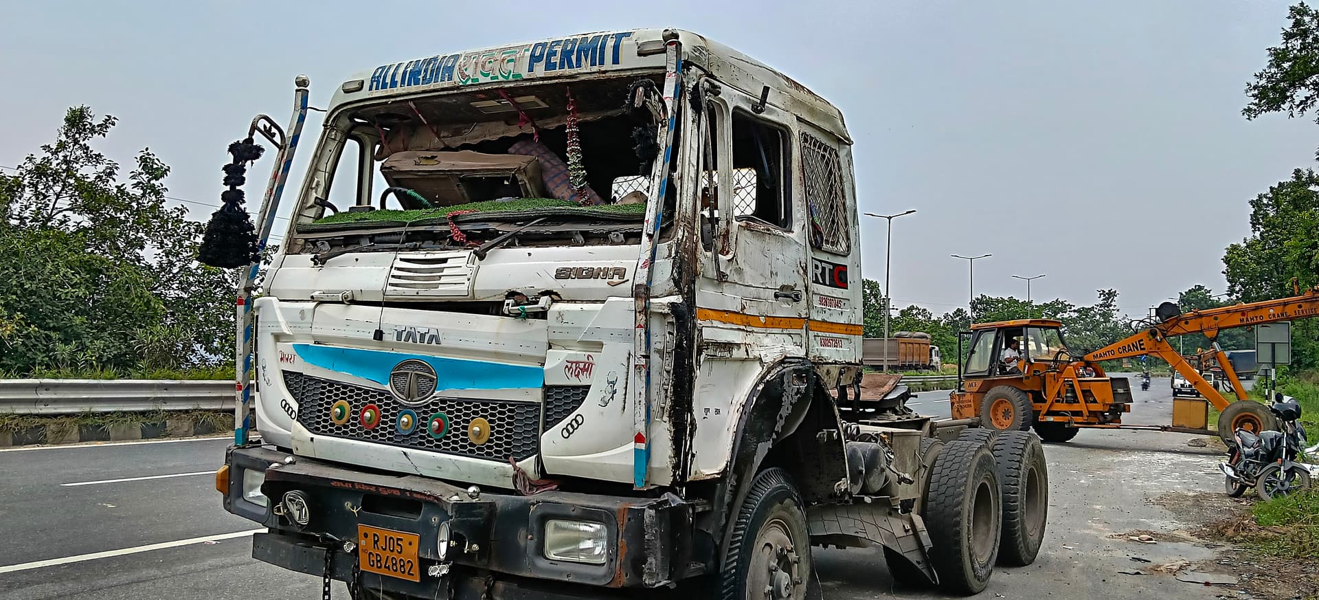 रामगढ़: चुटूपालू घाटी में कोयला लदा ट्रेलर दुर्घटनाग्रस्त, जेसीबी और क्रेन से रास्ता कराया गया साफ