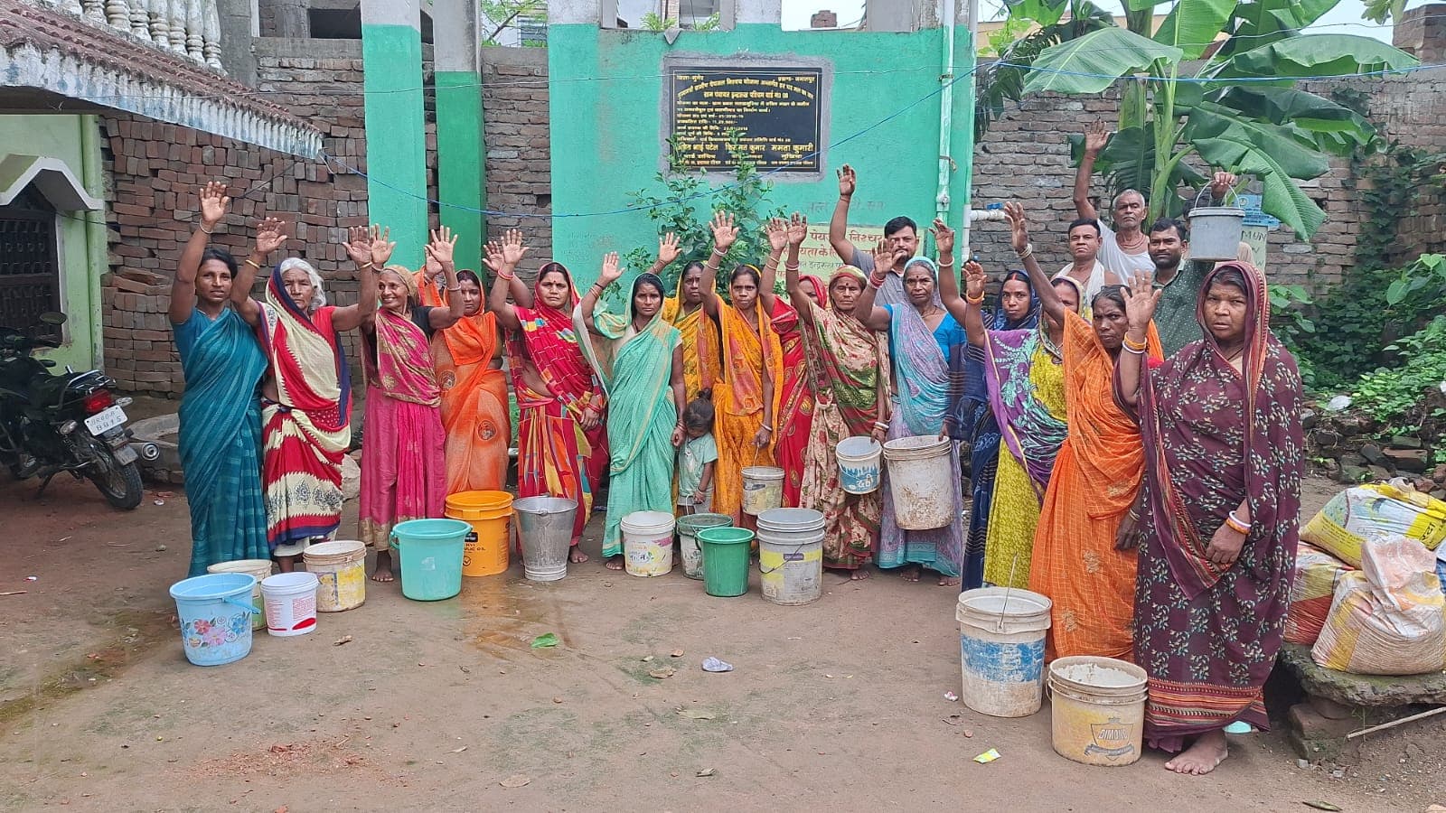 6 महीने से नल में नहीं आया पानी, बाल्टी लेकर सड़क पर उतरे ग्रामीण, NH-80 जाम की चेतावनी