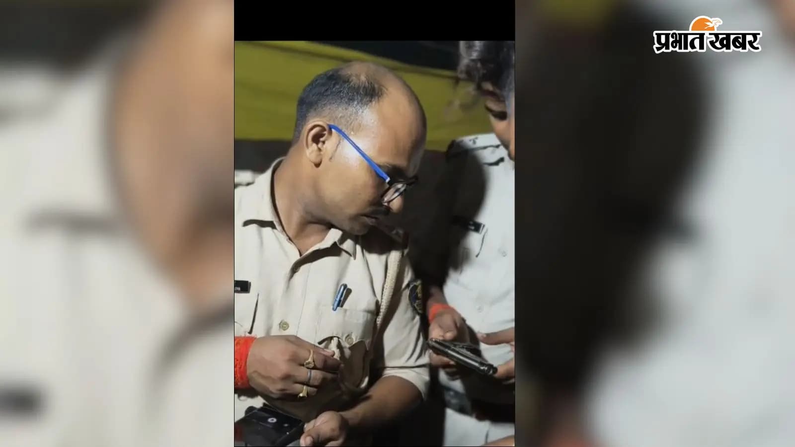 छापेमारी में बरामद लाईटर गन और छापेमारी में शामिल पुलिस