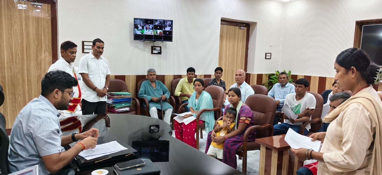 डीएम ने सुनी आम लोगों की समस्याएं, भूमि विवाद से लेकर फर्जी स्टाम्प बिक्री तक पहुंचे कई मामले