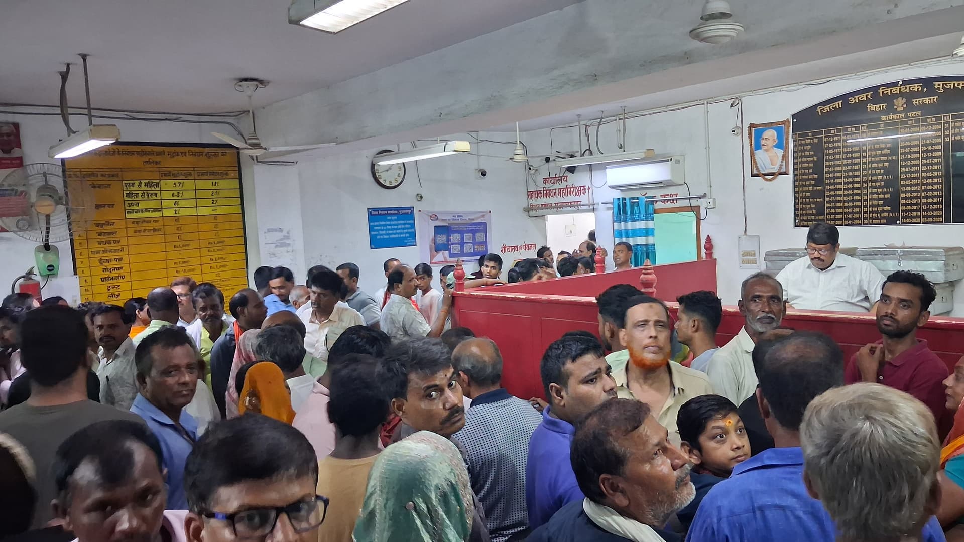 Muzaffarpur Land Registry: आधार e-KYC सिस्टम हुआ फेल, घंटों ठप रही जमीन रजिस्ट्री