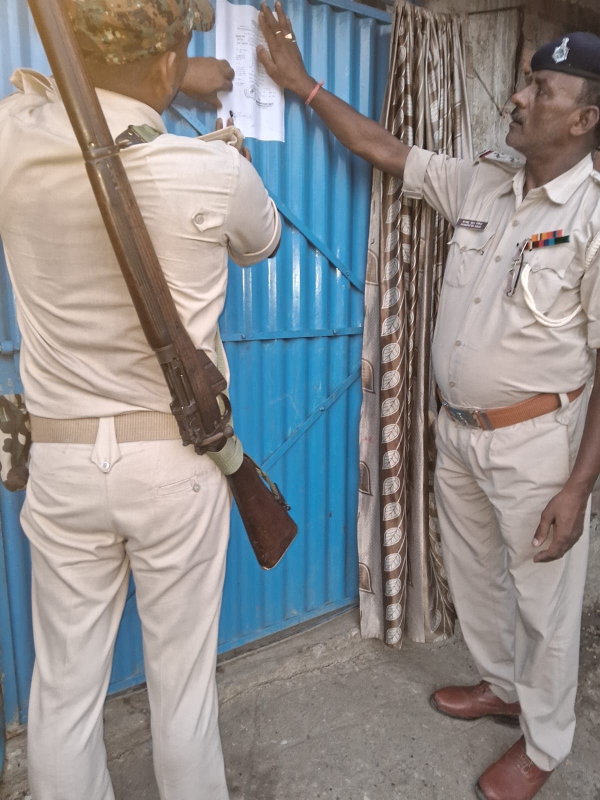 फरार शराब तस्कर के घर पुलिस ने चिपकाया इश्तिहार, 30 दिन में सरेंडर नहीं किया तो होगी कुर्की-जब्ती