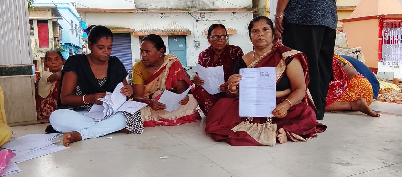 एसआईआर अभियान को लेकर कांग्रेस महिला कार्यकर्ताओं ने किया बूथों का निरीक्षण