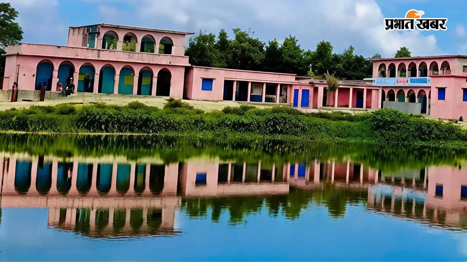 बेनीपट्टी के चतरा गांव में विद्यालय भवन के पास खुला तालाब
