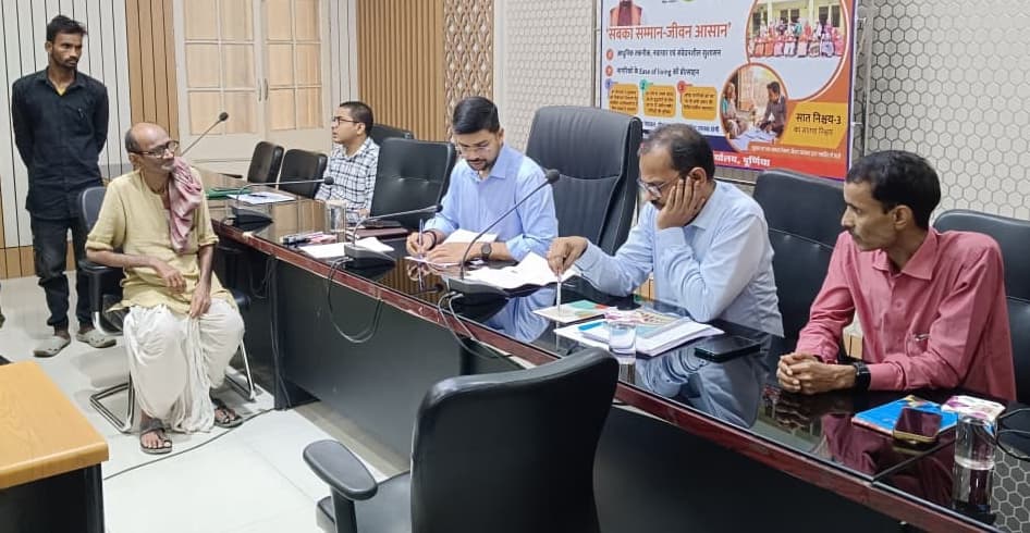 सबका सम्मान-जीवन आसान कार्यक्रम में डीएम ने सुनीं 21 लोगों की शिकायतें, अधिकारियों को त्वरित समाधान के निर्देश