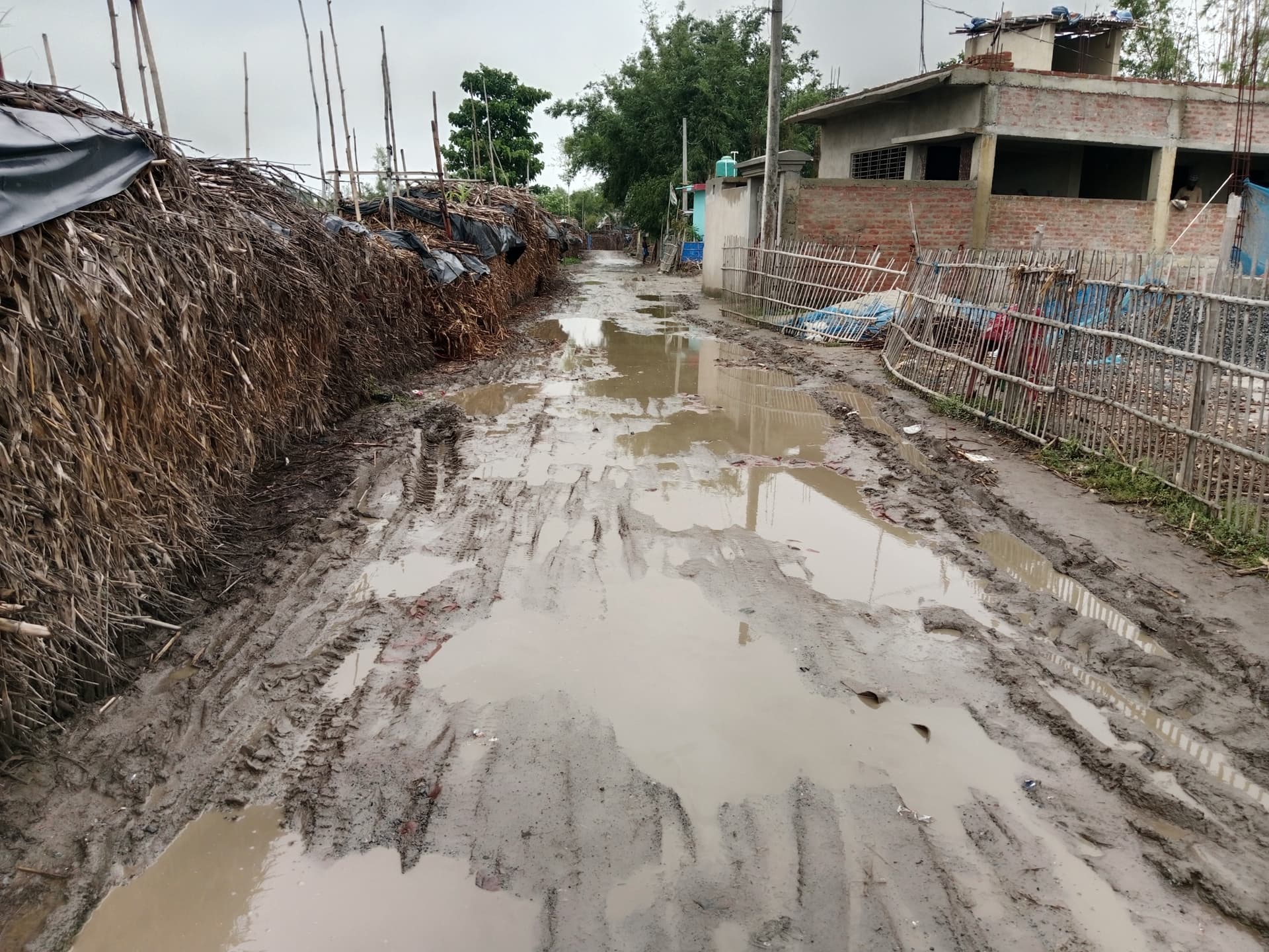 चरैया-बनगामा मुख्य सड़क बदहाल, 10 वर्षों से मरम्मत नहीं, जलजमाव से हो रहे हादसे
