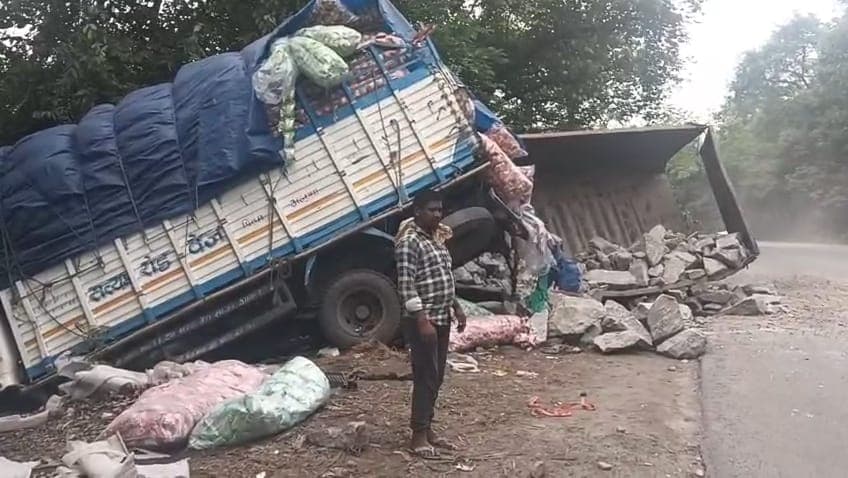 कोडरमा घाटी में दो वाहनों के बीच टक्कर ,कोई हताहत नही