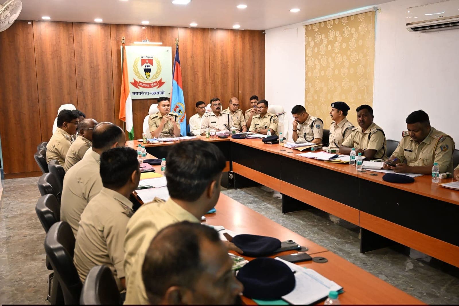 अपराध व अपराधीयों पर कसें शिकंजा, सरायकेला-खरसावां एसपी ने थाना प्रभारीयों संग की क्राईम मिटिंग