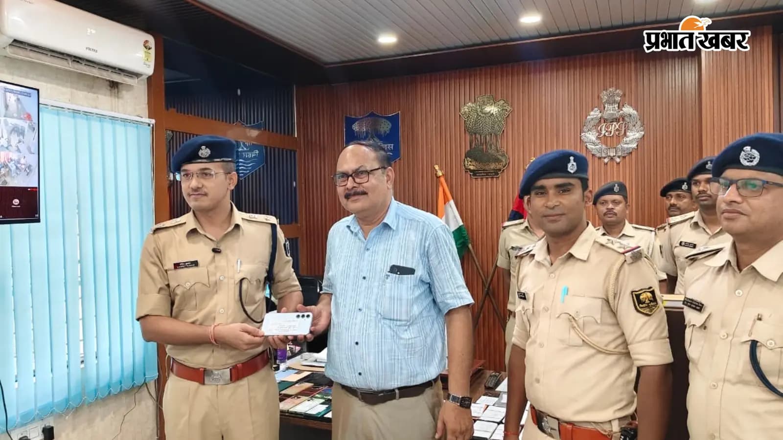 मोबाइल फोन को वास्तविक मालिकों को सौंपती पुलिस