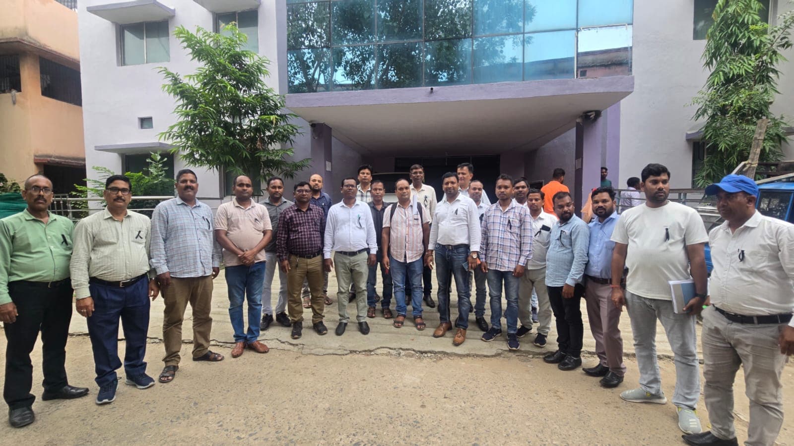स्थाईकरण सहित अन्य मांगों को लेकर एमपीडब्ल्यू कर्मियों ने काला बिल्ला लगाकर किया काम