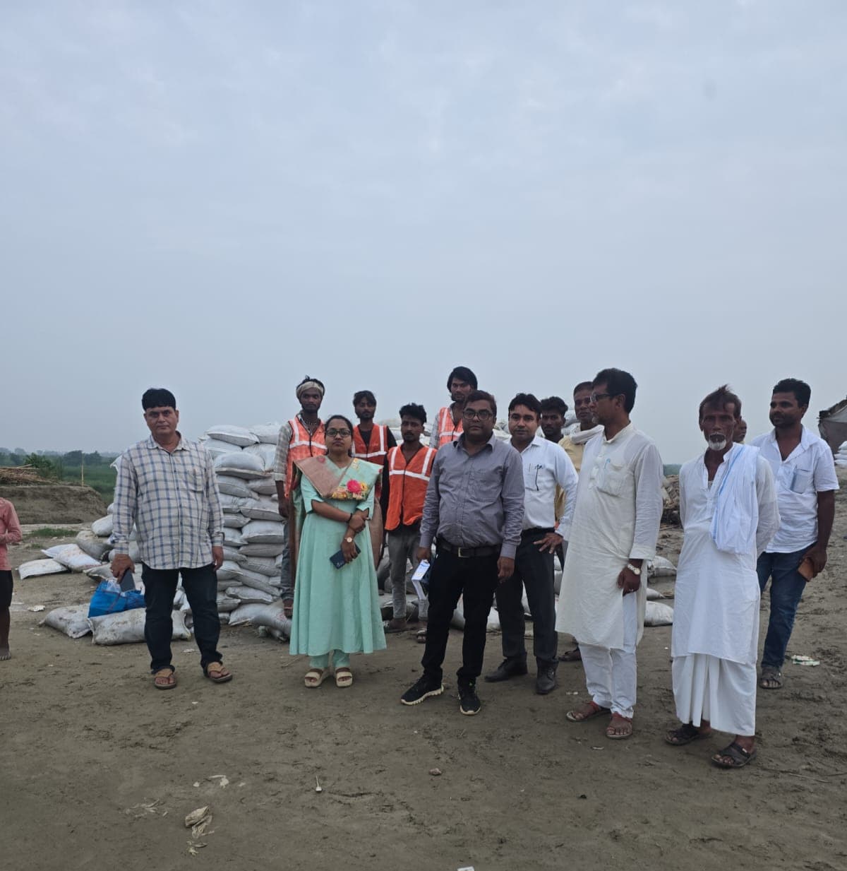 कमला-बलान तटबंध के चौड़ीकरण की मांग पर जल संसाधन विभाग की टीम ने किया निरीक्षण