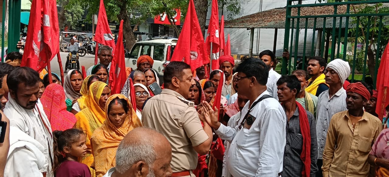 कैमूर: रात में घर में घुसने के आरोप पर भड़का प्रदर्शन, समाहरणालय गेट जाम कर पुलिस कार्रवाई की मांग