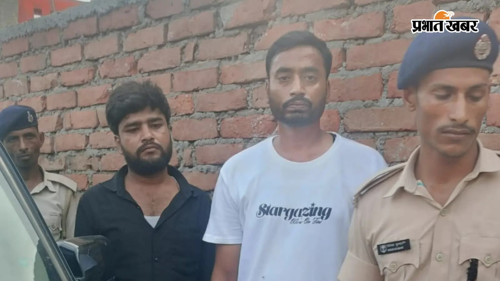 पुलिस के साथ गिरफ्तार आरोपी
