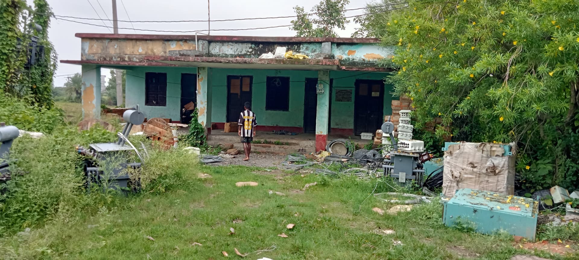 जर्जर हालत में बदहाली झेल रहा ठाकुरगंगटी का किसान भवन, पुनर्निर्माण की उठी मांग