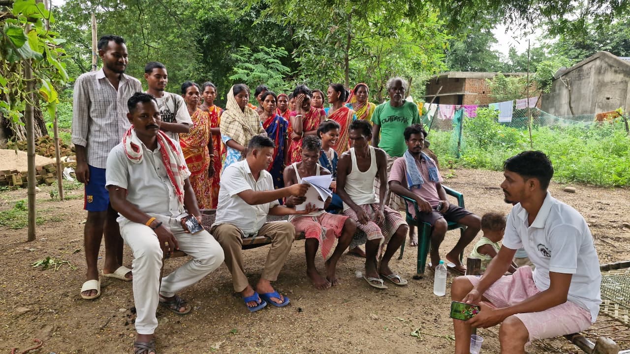 दबंग कर रहे हुरलुंग पंचायत के सबर परिवारों की रैयती जमीनों पर कब्जा, विरोध करने पर रास्ते से हटाने की धमकी