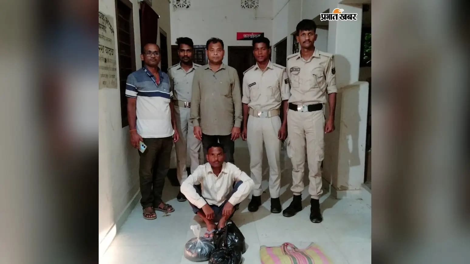 गिरफ्तार आरोपी के साथ पुलिस. 