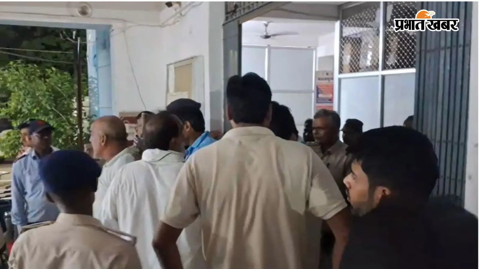 अस्पताल में हंगामा करते लोगों 