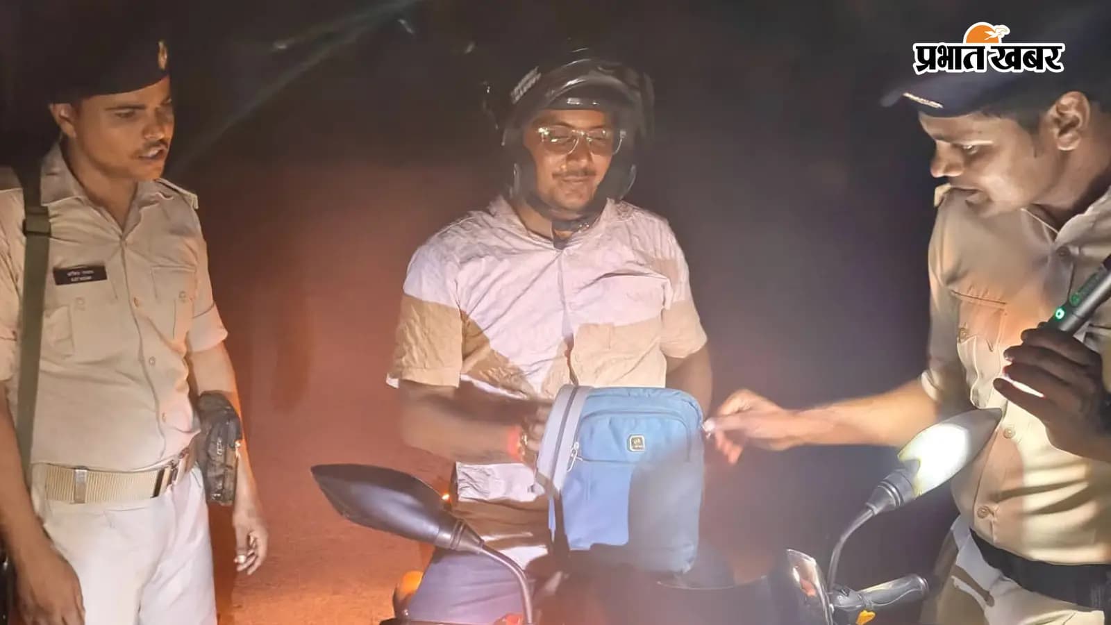 वाहनों की तलाशी लेती पुलिस