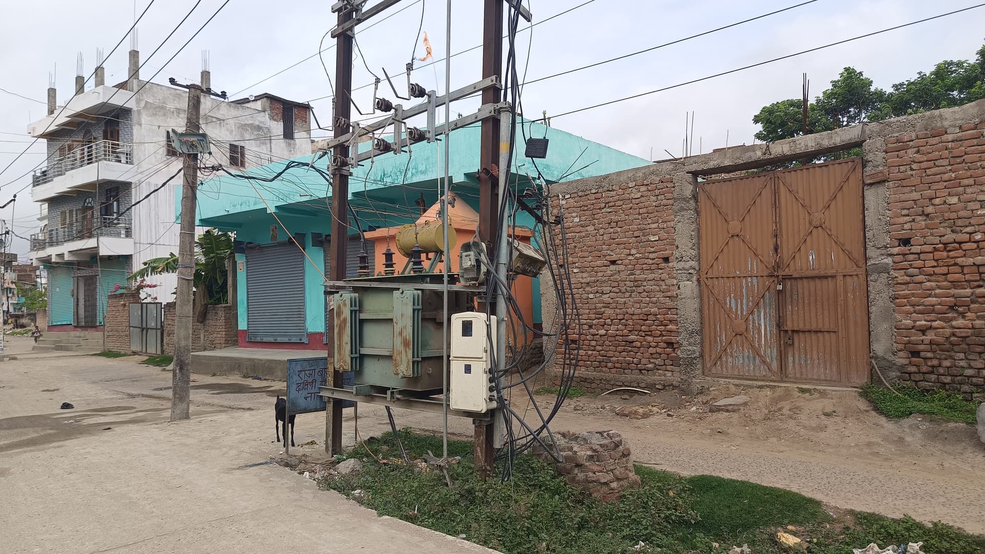 जहानाबाद में सड़क के बीच तीन फीट ऊंचा ट्रांसफार्मर बना खतरा, बड़े हादसे की आशंका से सहमे लोग