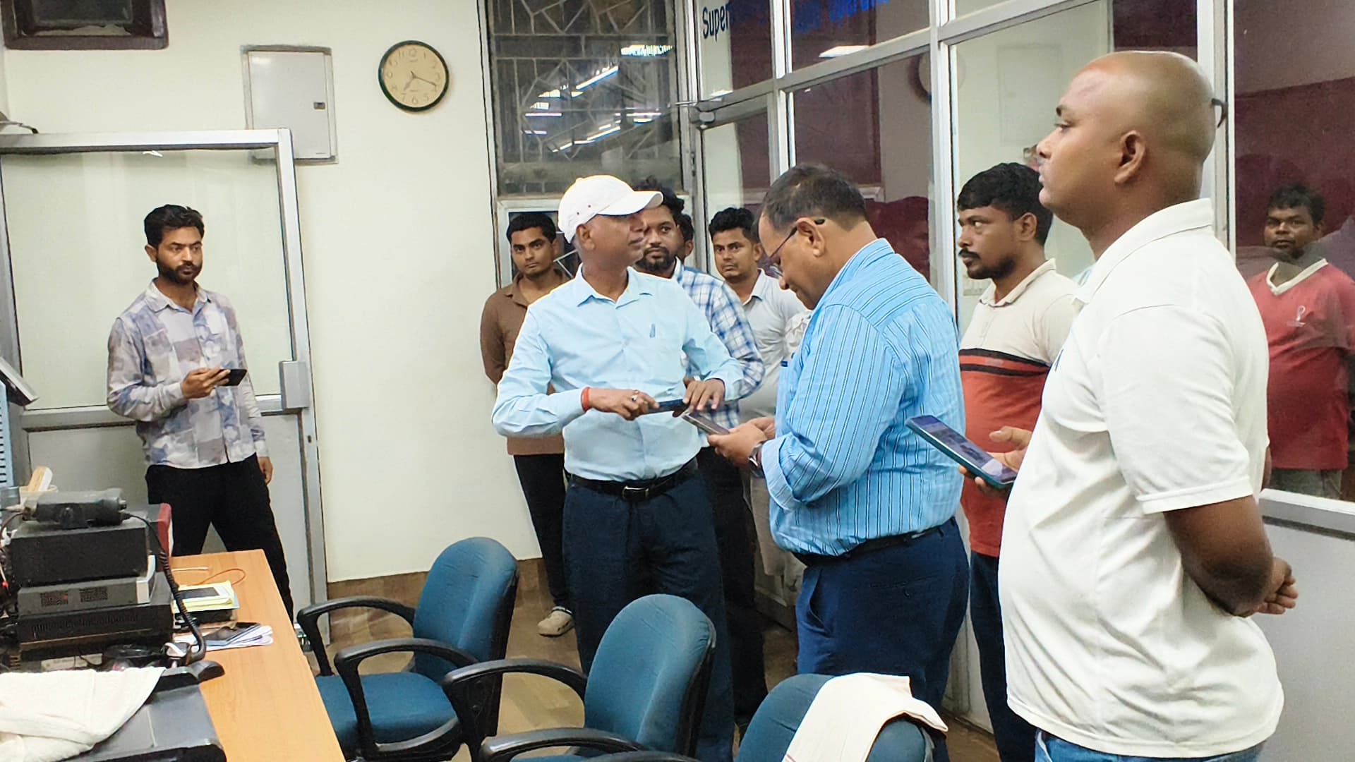 कोसी नदी के जलस्तर में भारी उफान: बराज के 20 फाटक खोले गए, तटबंध के भीतर बढ़े तनाव के बीच इंजीनियर अलर्ट