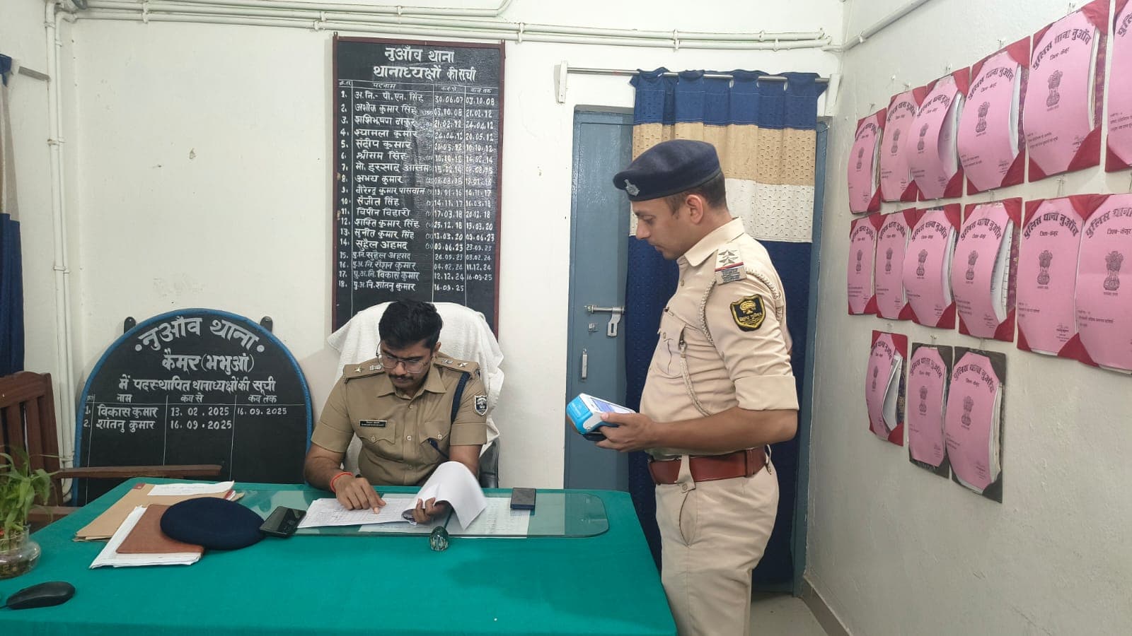 कैमूर: नुआंव थाना पहुंचे एसपी, सीसीटीवी और सुरक्षा व्यवस्था की जांच; लंबित मामलों और बेहतर पुलिसिंग के लिए दिए निर्देश