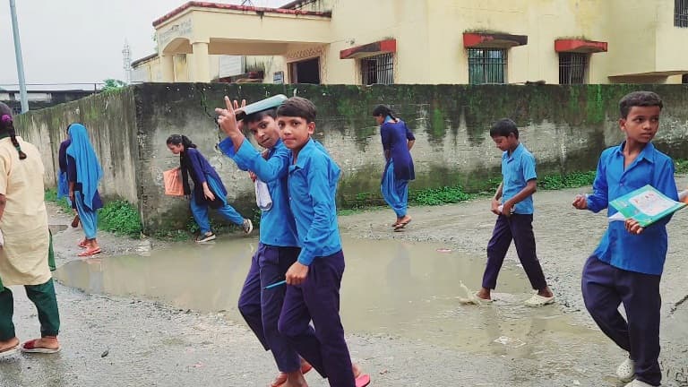अस्पताल चौक का गड्ढा बना मुसीबत, बरसाती जलजमाव से स्कूली बच्चों और राहगीरों की बढ़ी परेशानी