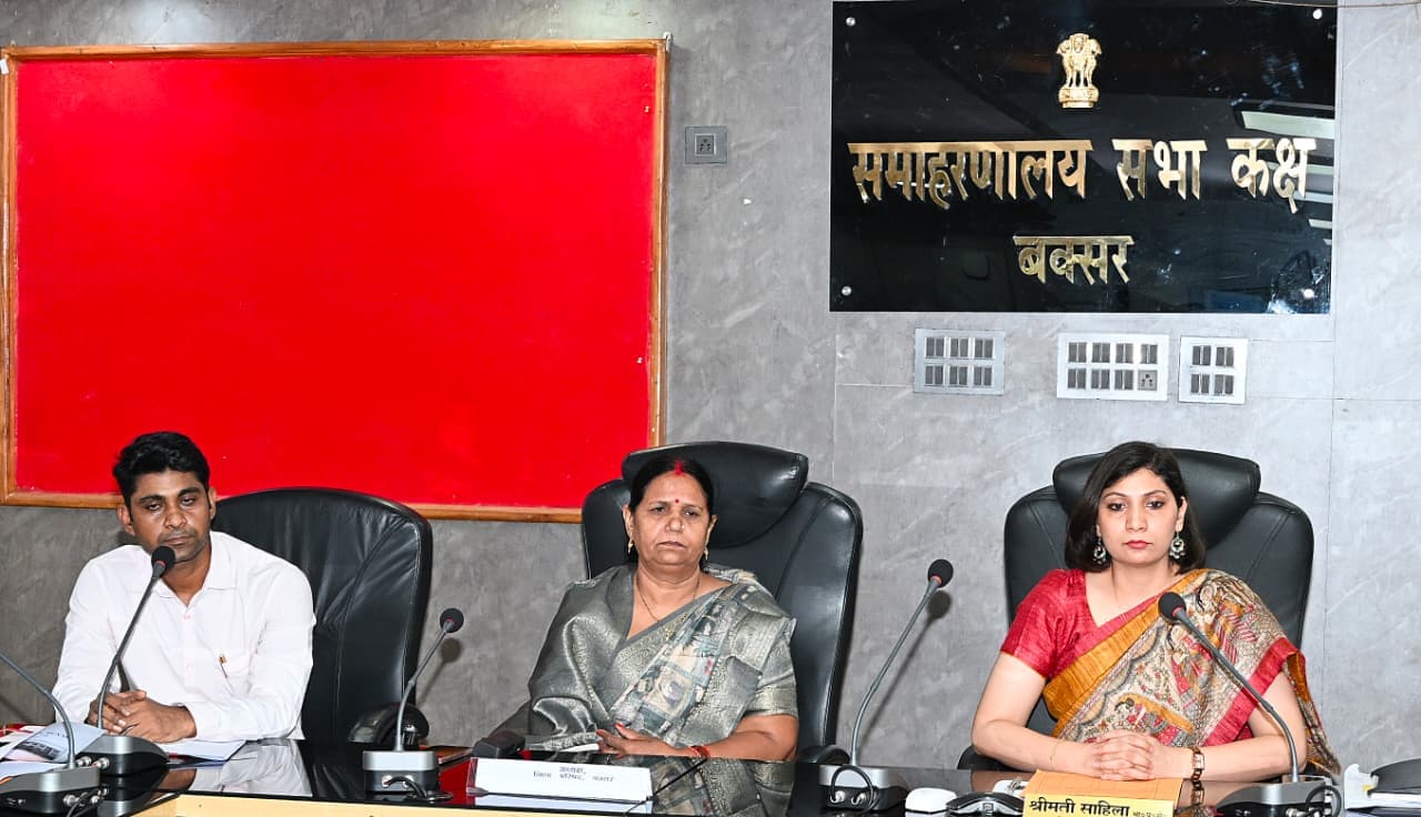 PM Surya Ghar Yojana: बक्सर में हर पंचायत में लगेगा शिविर, 4129 लाभार्थियों को जोड़ने का DM का लक्ष्य; बैंकिंग प्रक्रिया पर जताई नाराजगी
