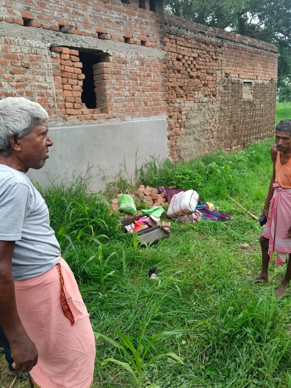गिद्धौर के महुलीगढ़ में खिड़की काटकर घर में चोरी: पत्नी के इलाज के लिए रखे ₹50 हजार नगद व जेवरात ले उड़े चोर