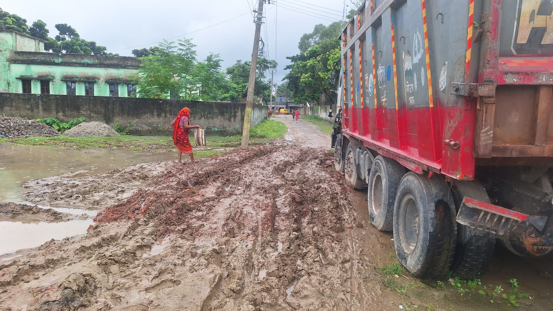 कुर्साकांटा थाना के आगे लगा कीचड़ राहगीरों की बड़ी परेशानी