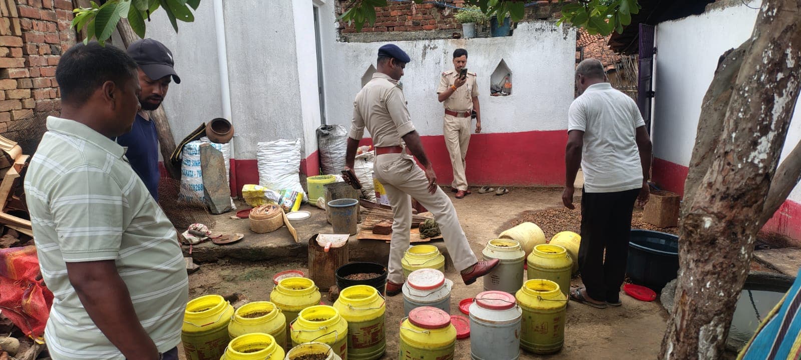 मुंगेर में पुलिस की बड़ी कार्रवाई: गौरैया गांव में शराब की भट्ठी ध्वस्त, 600 लीटर जावा महुआ किया नष्ट