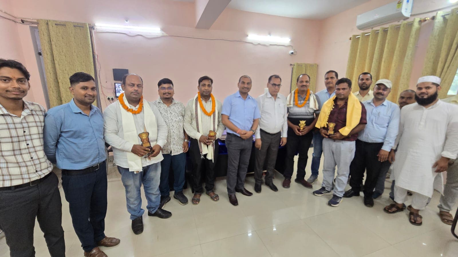 हवेली खड़गपुर अनुमंडल कार्यालय में विदाई समारोह: SDO ने स्थानांतरित कर्मियों को किया सम्मानित