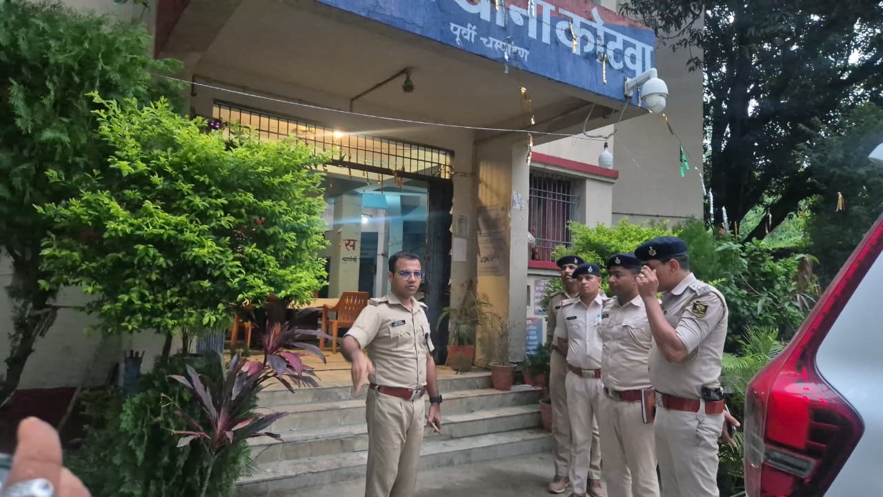 पंचायत चुनाव से पहले एक्शन में एसपी, कोटवा थाना पहुंचकर दिए सख्त निर्देश; स्पिरिट माफियाओं पर चलेगा अभियान