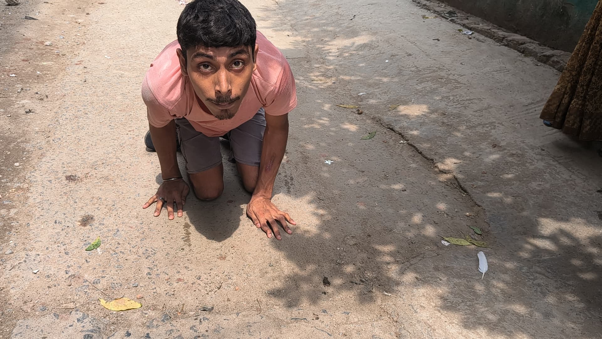 जहानाबाद के मखदुमपुर में ट्राईसाइकिल के इंतजार में रेंगने को मजबूर दिव्यांग युवक, 10 बार आवेदन के बाद भी नहीं मिली मदद
