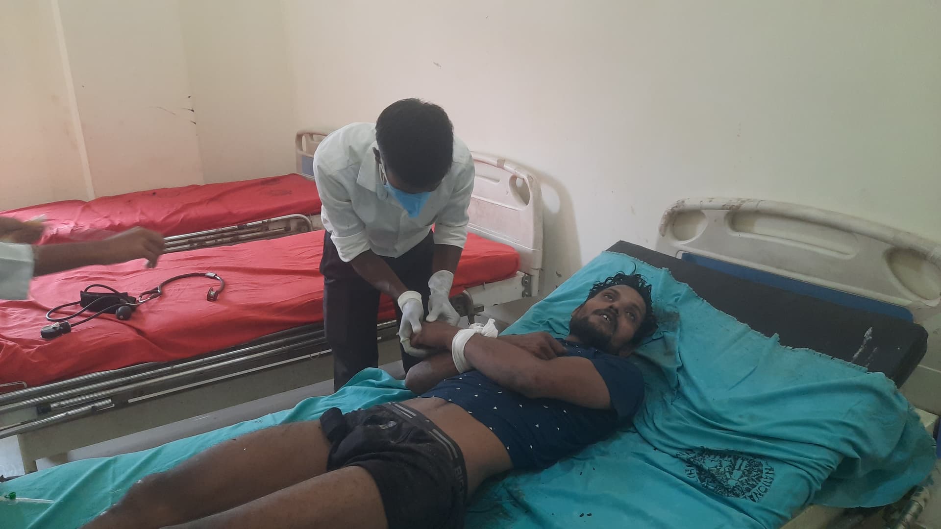 ई-रिक्शा चुराकर भाग रहा चोर पकड़ाया, भीड़ ने खंभे से बांधकर की जमकर धुनाई