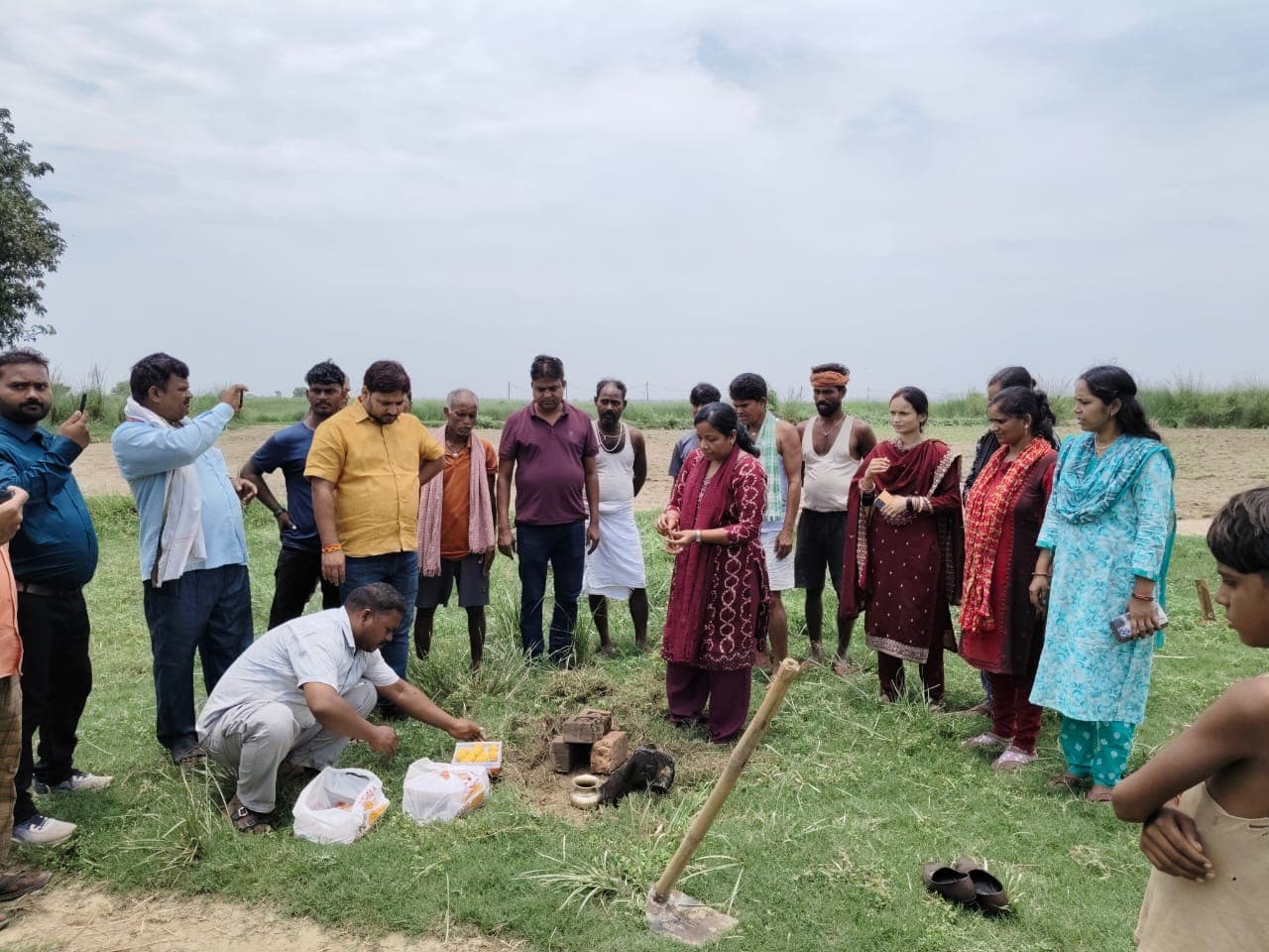 सूर्यगढ़ा के मानुचक में तीन मंजिला विद्यालय भवन निर्माण शुरू, भूमि पूजन के साथ हुआ शुभारंभ