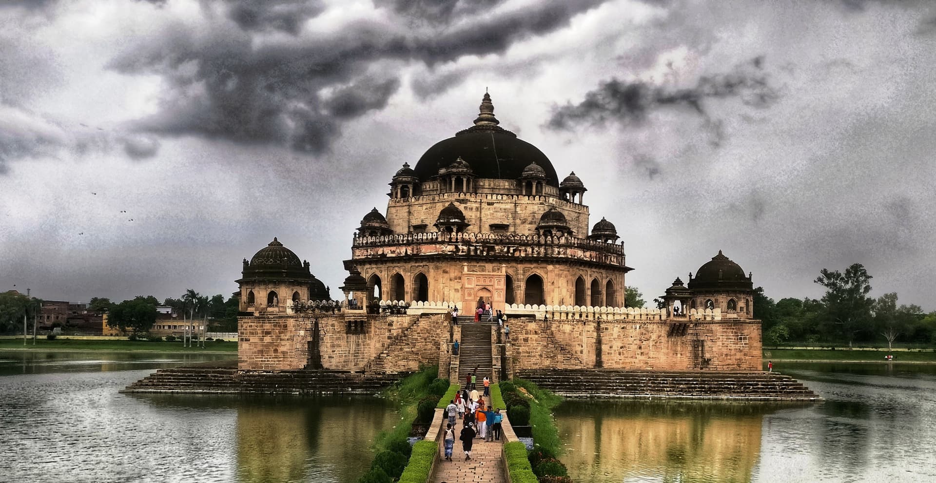 रोहतास: विश्व प्रसिद्ध शेरशाह सूरी मकबरा पर पार्किग का संकट, पर्यटकों की बढ़ी परेशानी, सरकारी स्टैंड बनाने की उठी मांग