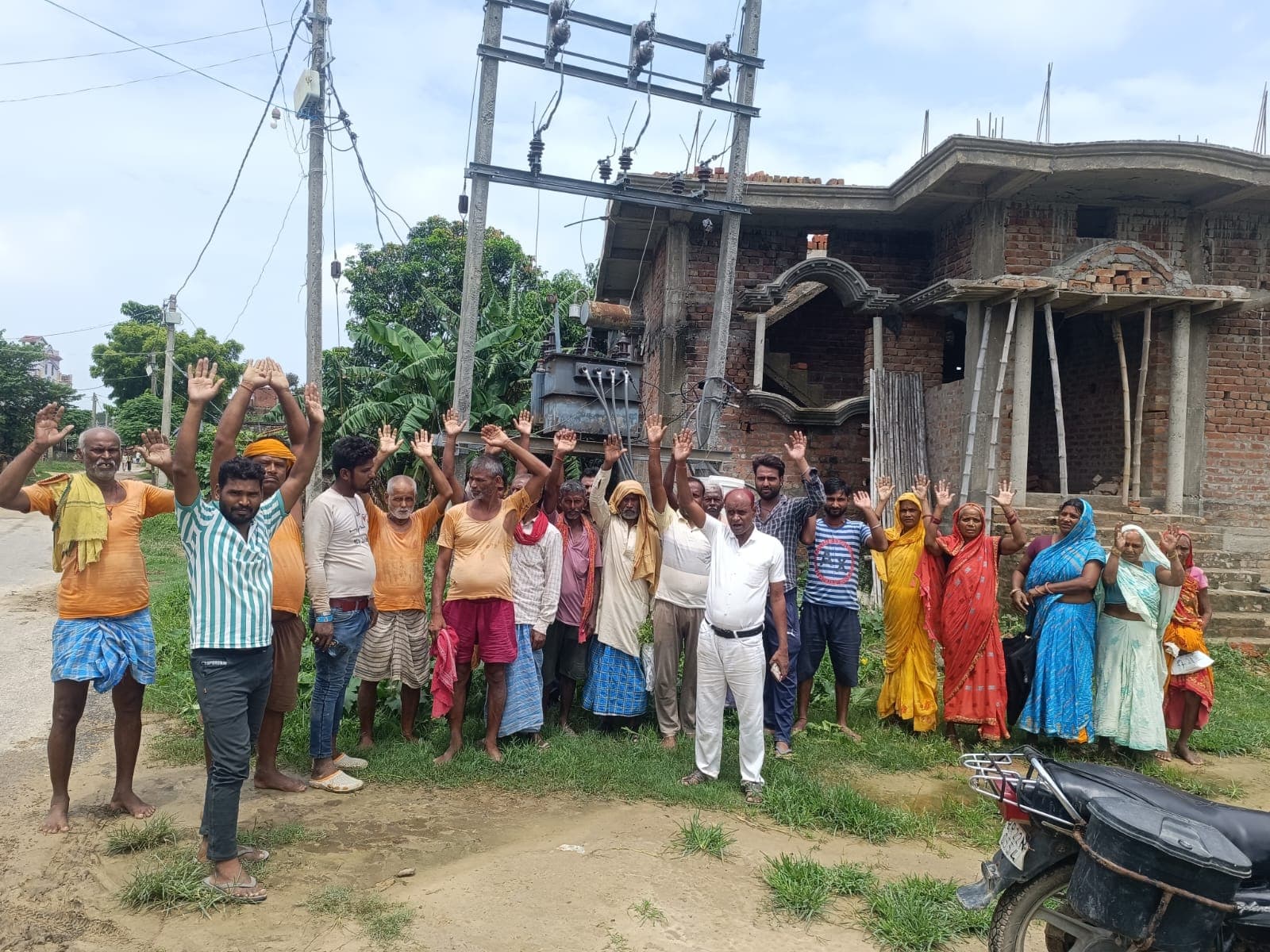 चार दिन से अंधेरे में सैकड़ों परिवार, न पानी मिल रहा न मोबाइल हो रहा चार्ज; ट्रांसफार्मर बदलने की मांग