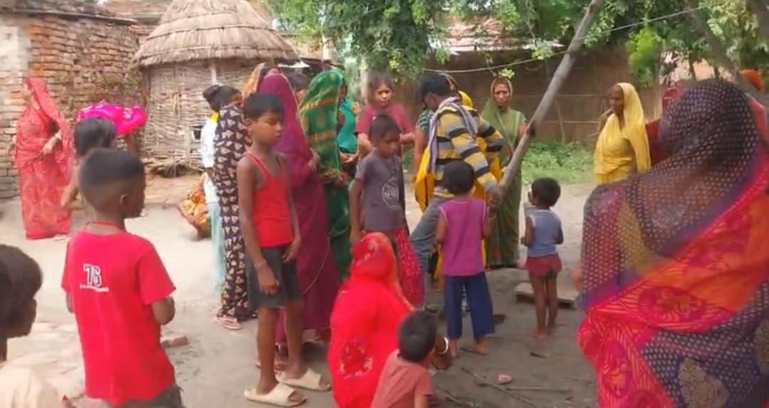 सीवान के महेंद्रनाथ मंदिर से लौट रहे श्रद्धालुओं की टेम्पो पलटी, एक की मौत, तीन घायल