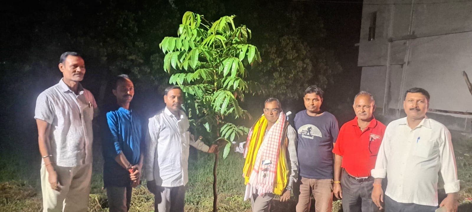 निवर्तमान बीडीओ आनंद कुमार विभूति का विदाई समारोह, मुखिया ने किया सम्मानित