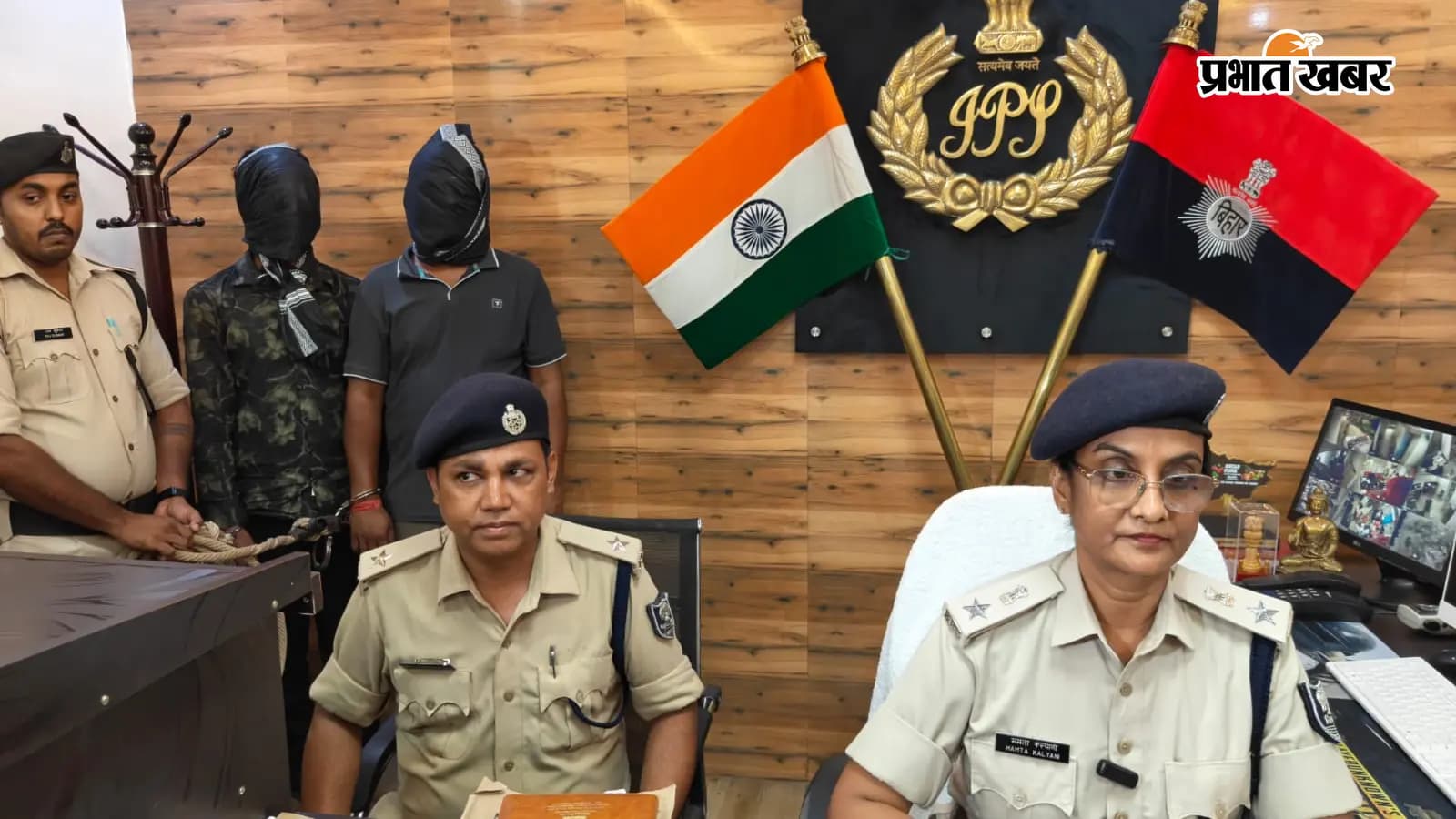 घटना की जामकारी देती पुलिस घटना की जामकारी देती पुलिस