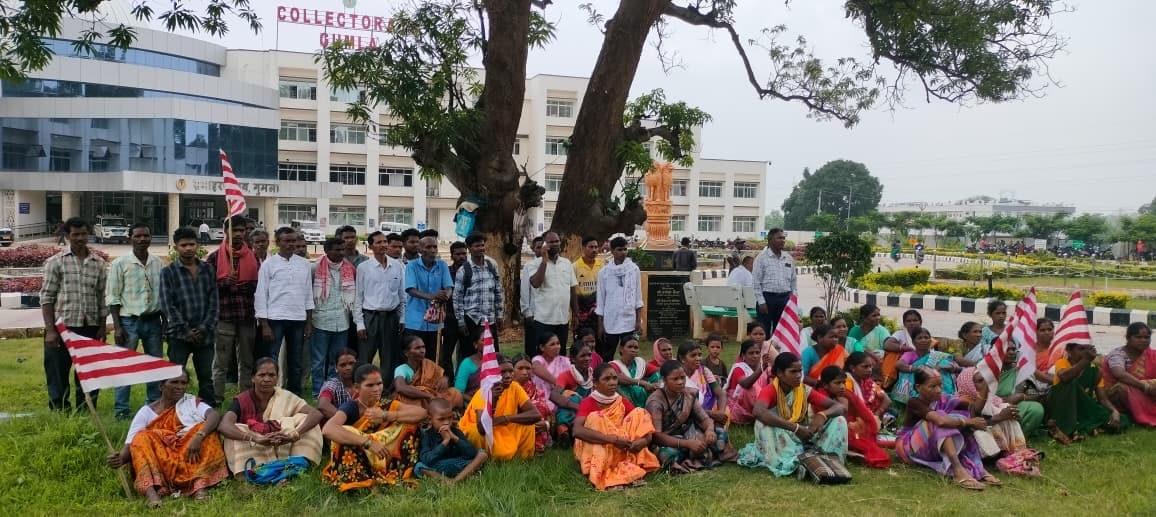 गांव के सार्वजनिक देवी मंडप पर अवैध कब्जा, गुमला डीसी से की गई शिकायत