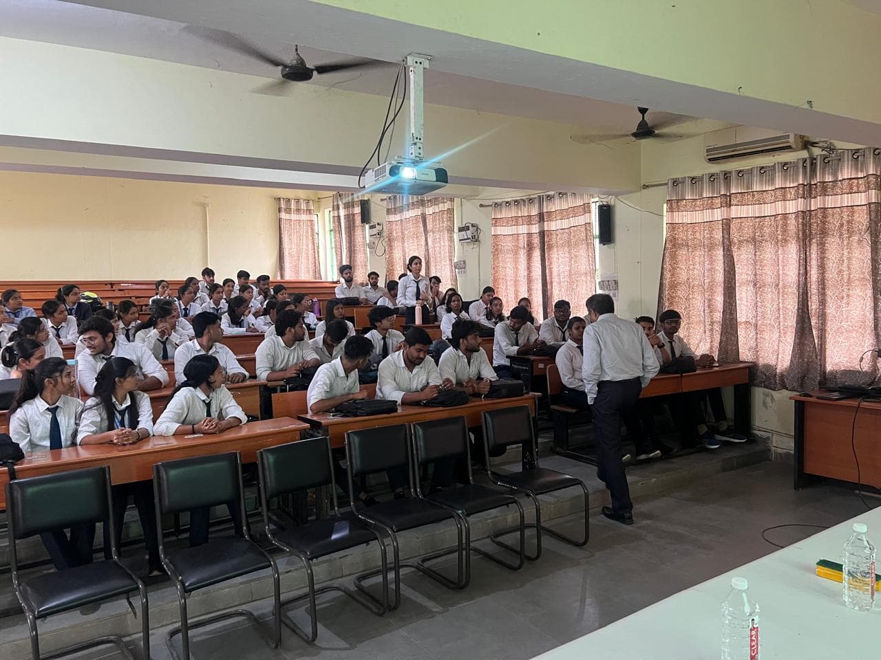 निरंतर सीखने की आदत ही सफलता की कुंजी, हजारीबाग में बीबीए के छात्रों के लिए लेक्चर