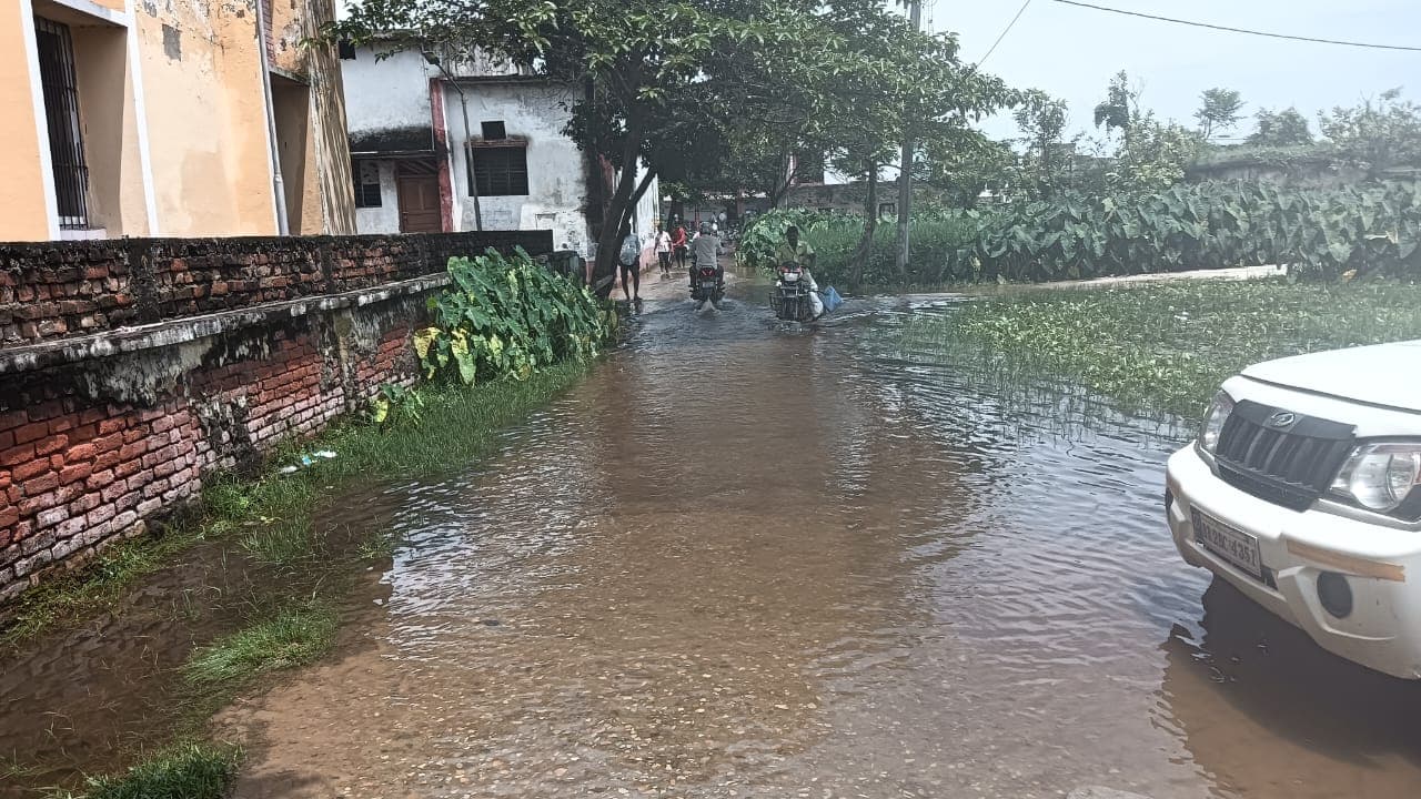 जहां बैठते हैं अधिकारी, वहीं पानी-पानी हुआ दफ्तर; बारिश के बाद रक्सौल में जलजमाव से बढ़ी मुश्किलें