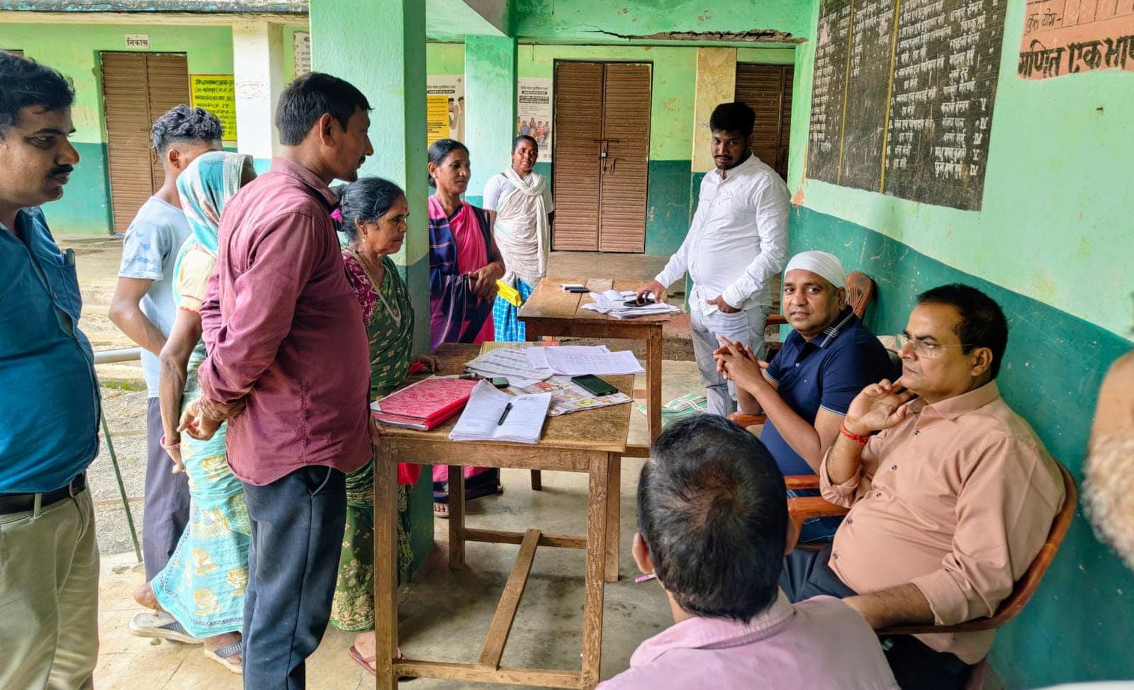 एसआइआर अभियान के तहत बूथों पर लगी चुनाव पाठशाला, एएसडीडी सूची की हुई समीक्षा