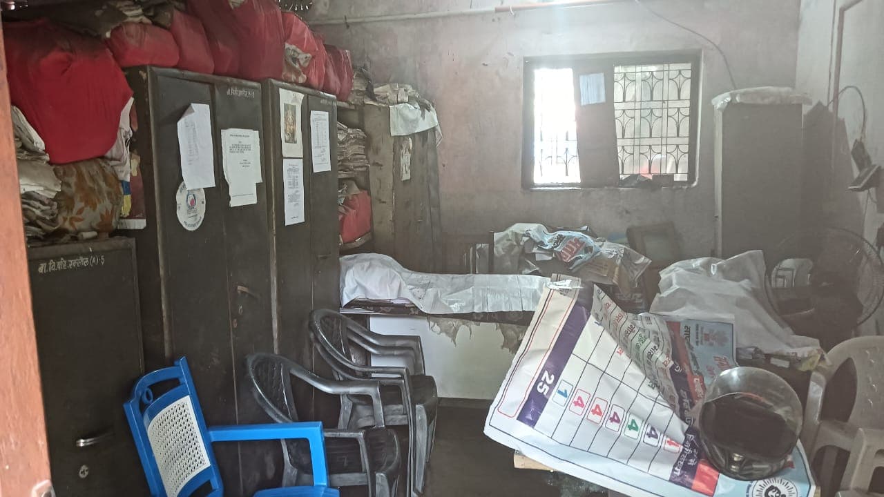 बारिश ने खोल दी सरकारी दफ्तर की पोल! टपकती छत के नीचे चल रहा सीडीपीओ कार्यालय, रिकॉर्ड भी खतरे में