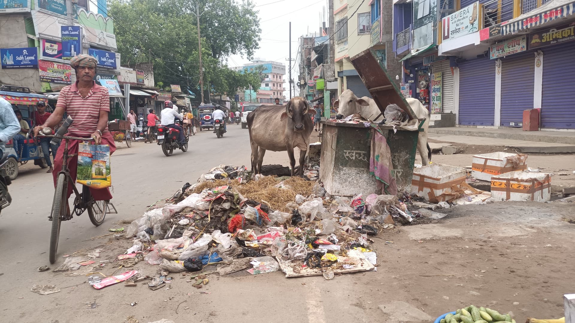 एसएच-22 पर नाले का गंदा पानी और कचरे का अंबार, लोगों ने जताई महामारी और हादसों की आशंका
