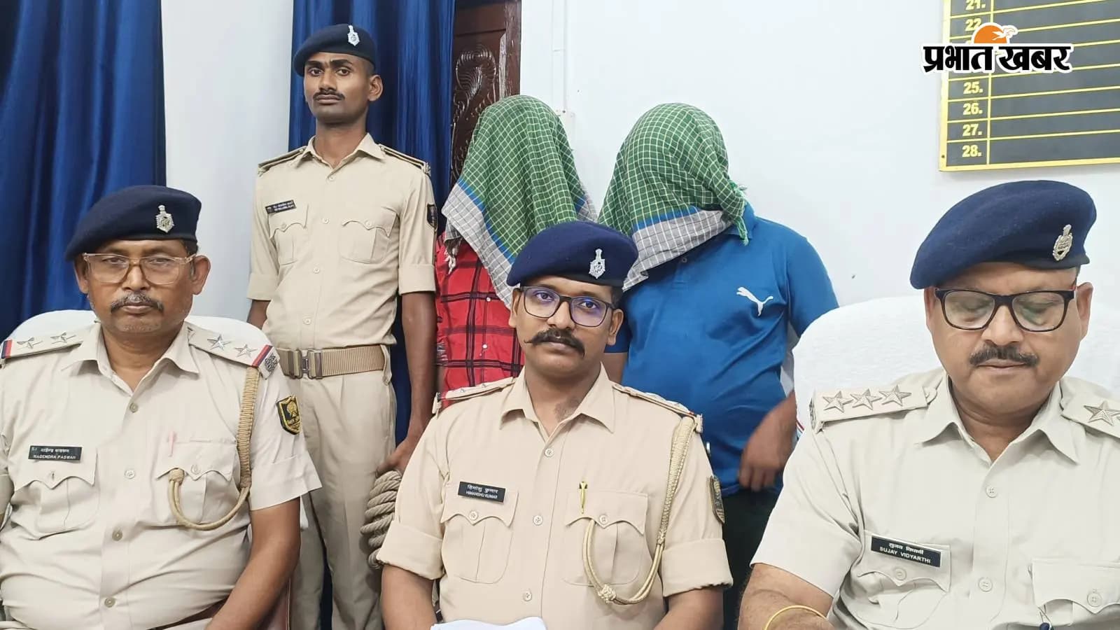 गिरफ्तार अभियुक्त के साथ अनुमंडल पुलिस पदाधिकारी