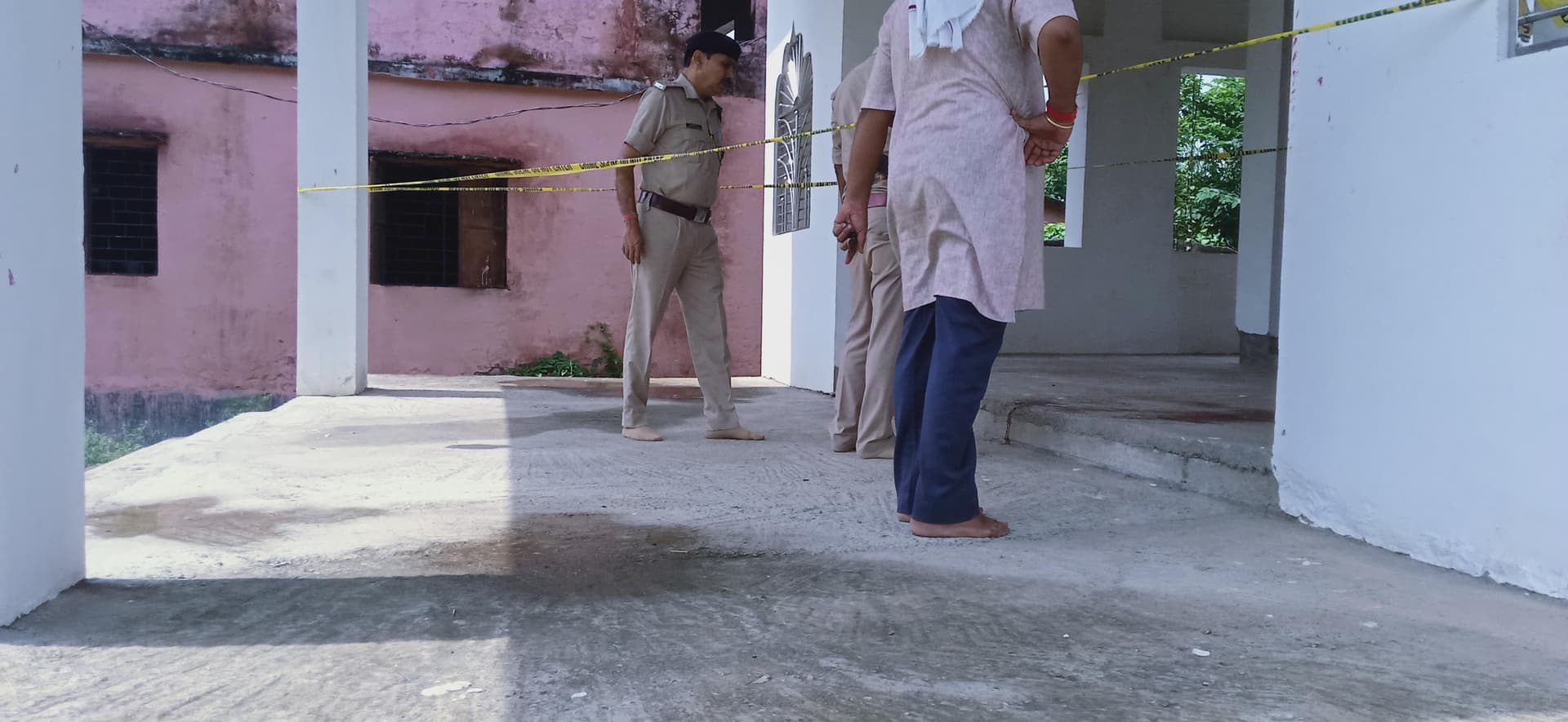 काली स्थान के चबूतरे पर युवक की खून से लथपथ लाश, चाकू के कई निशान मिले